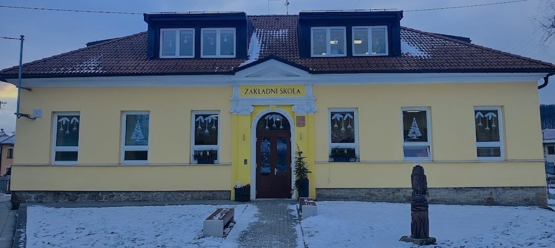 fotka školy z čelní strany